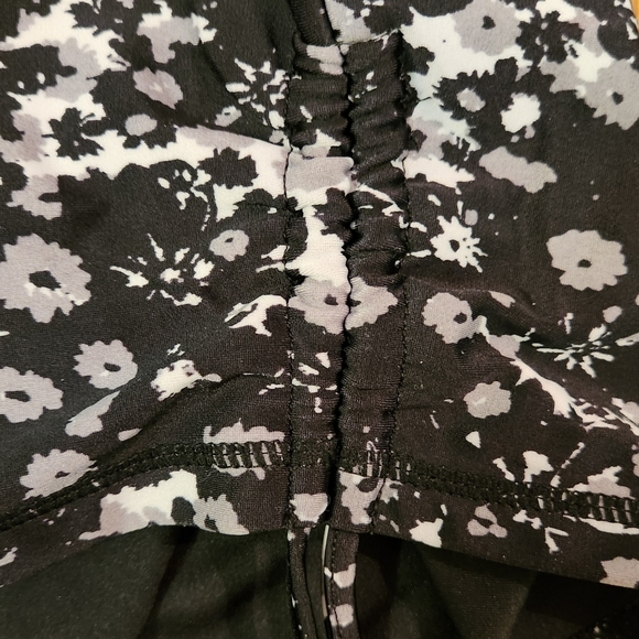 UV Skinz Women's UPF 50+ Long Swim Shorts Size 4XL Blk/Wht Floral. - Picture 7 of 9